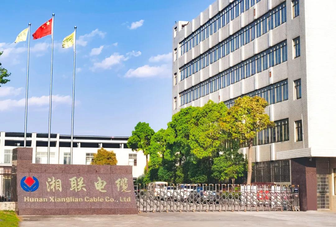 今日小雪，用一組湘聯(lián)小伙伴拍攝的美照來迎接廠區(qū)的冬天！